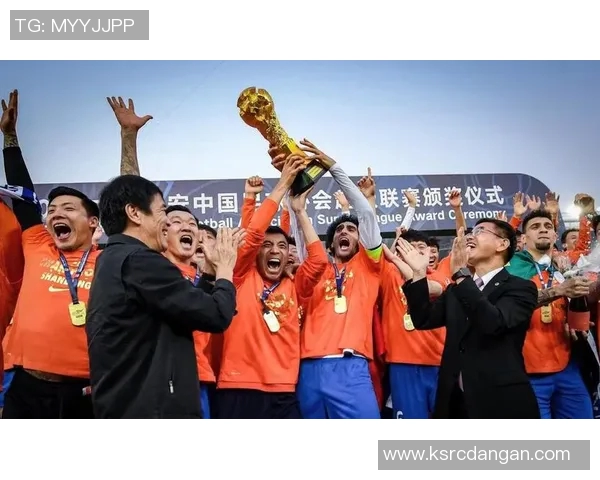 足球明星跪滑庆祝引发热议球迷热情与运动精神的完美结合